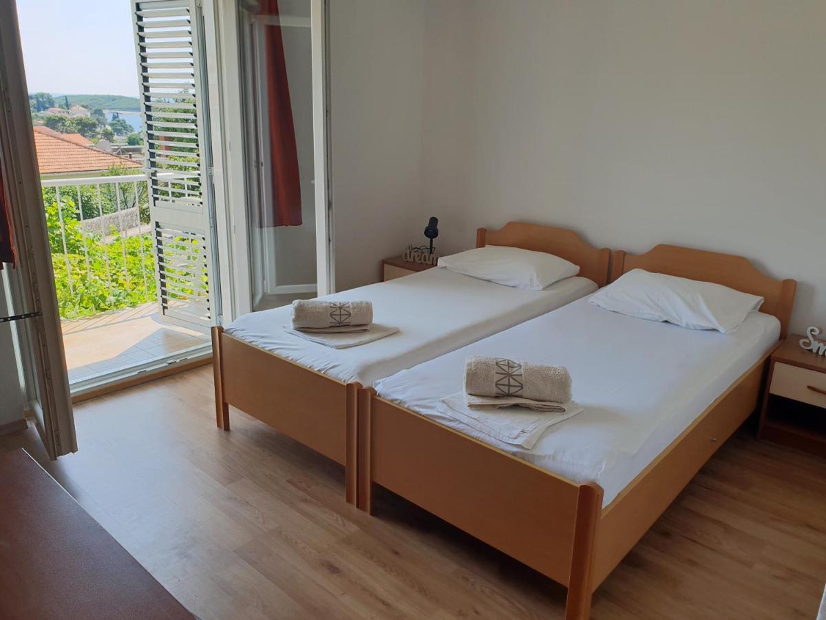 Luka'S Lodge Guesthouse & Hostel Хвар Екстер'єр фото