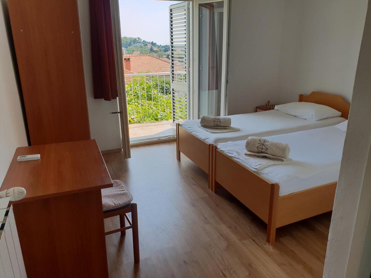 Luka'S Lodge Guesthouse & Hostel Хвар Екстер'єр фото