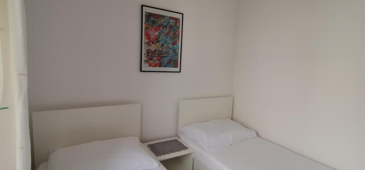 Luka'S Lodge Guesthouse & Hostel Хвар Екстер'єр фото