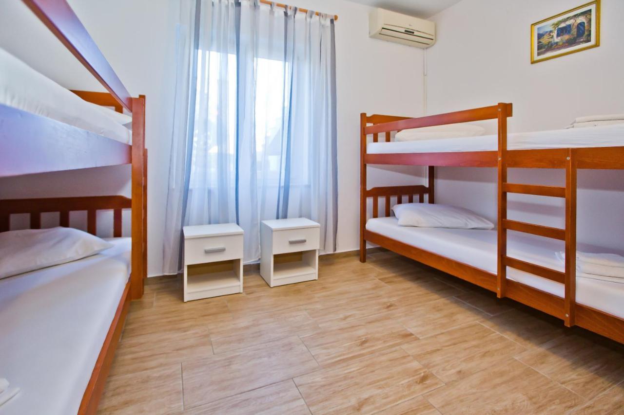 Luka'S Lodge Guesthouse & Hostel Хвар Екстер'єр фото