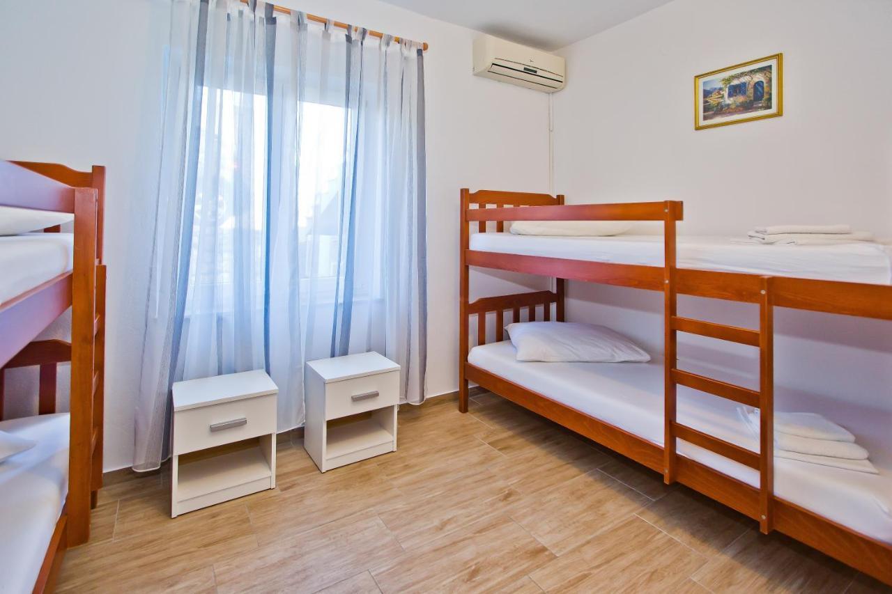Luka'S Lodge Guesthouse & Hostel Хвар Екстер'єр фото
