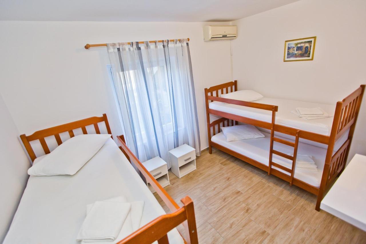 Luka'S Lodge Guesthouse & Hostel Хвар Екстер'єр фото