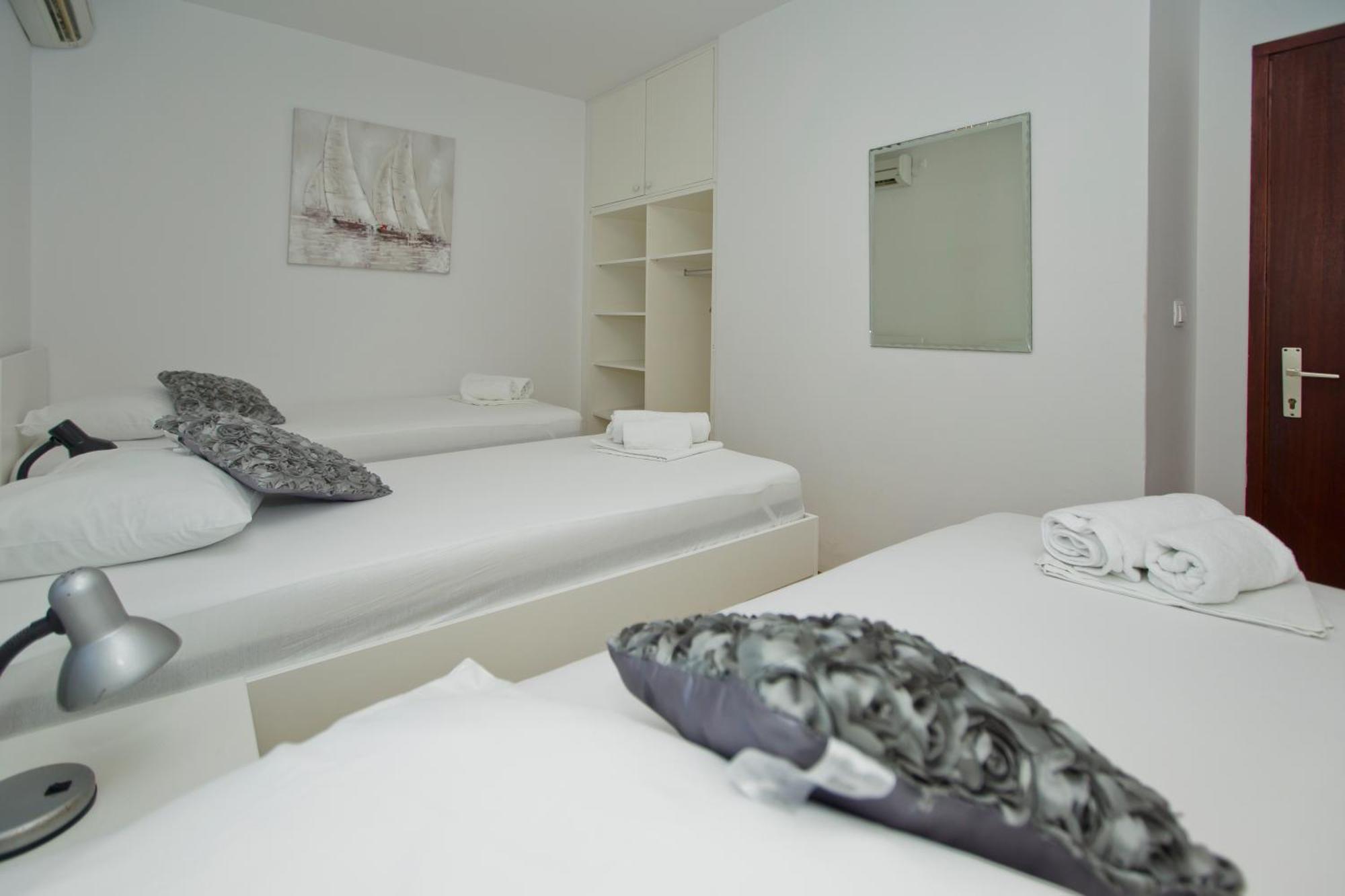 Luka'S Lodge Guesthouse & Hostel Хвар Екстер'єр фото