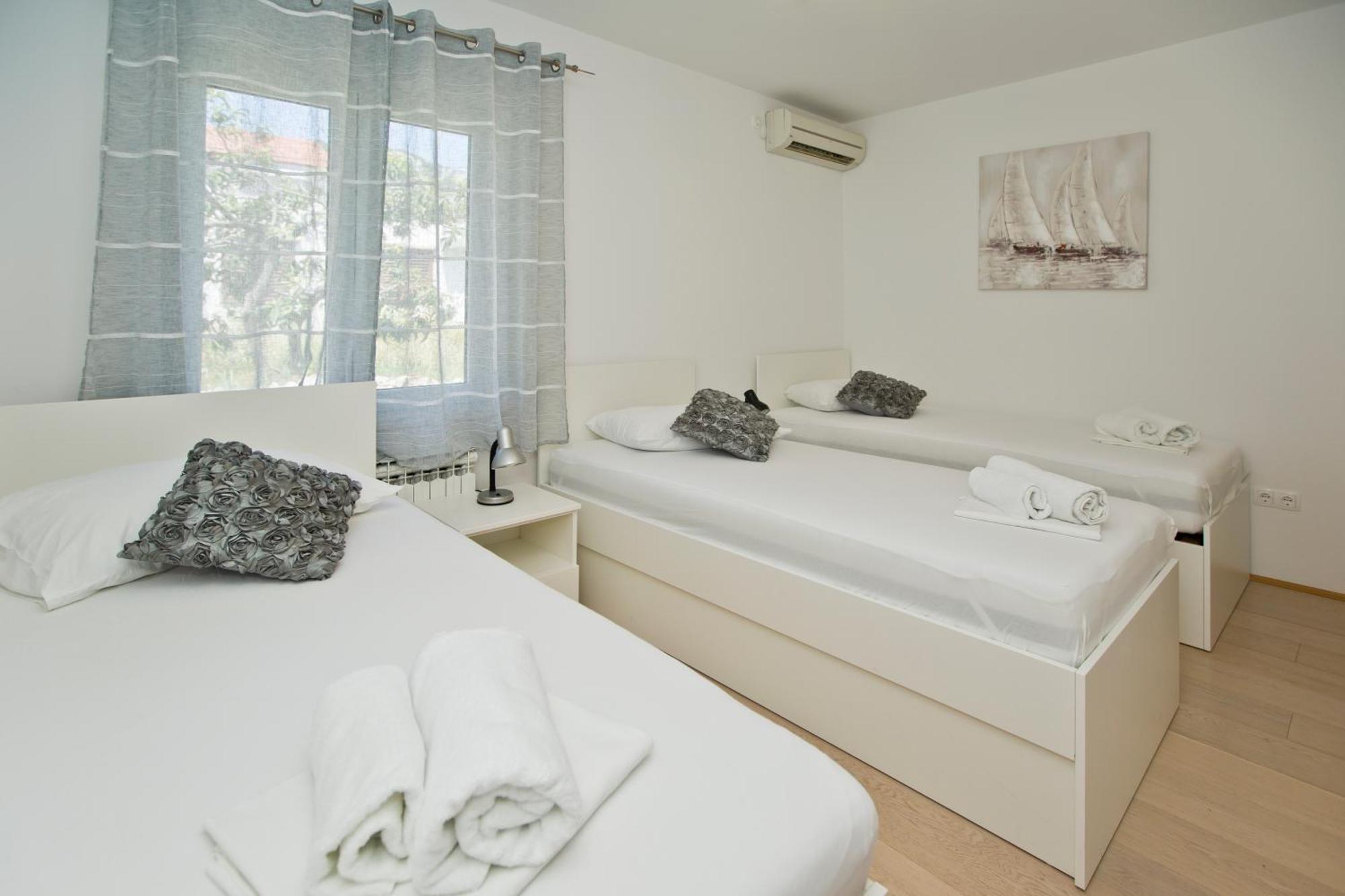 Luka'S Lodge Guesthouse & Hostel Хвар Екстер'єр фото