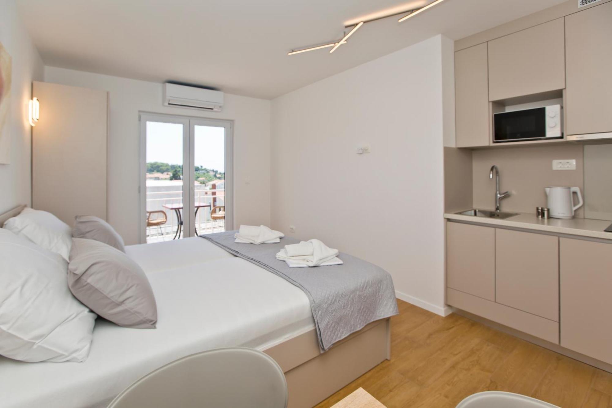 Luka'S Lodge Guesthouse & Hostel Хвар Екстер'єр фото