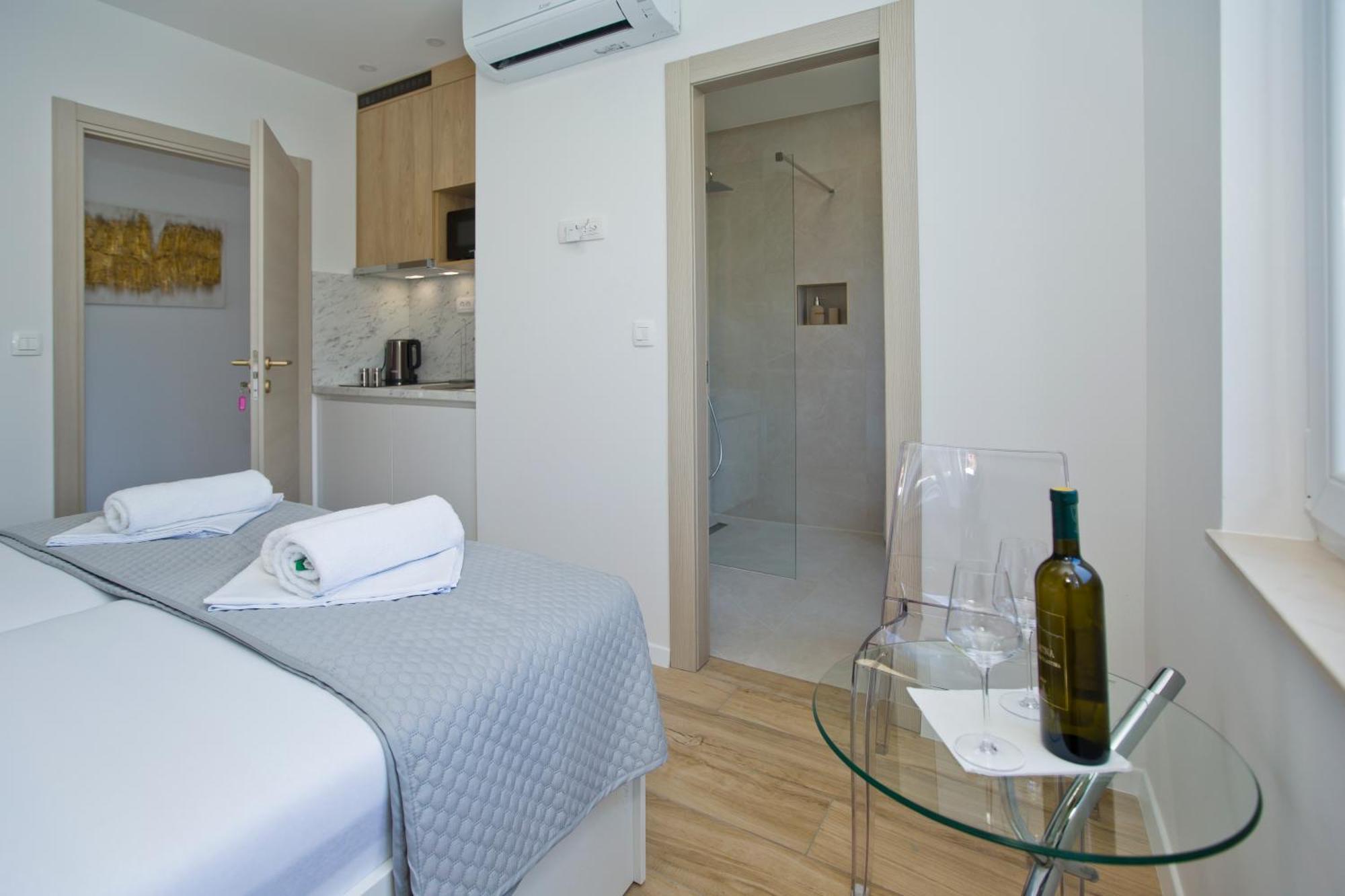 Luka'S Lodge Guesthouse & Hostel Хвар Екстер'єр фото
