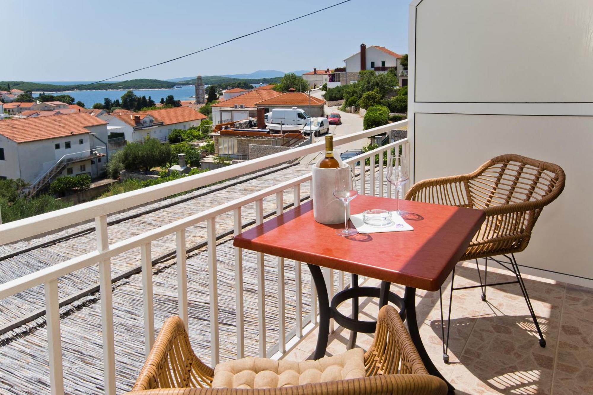 Luka'S Lodge Guesthouse & Hostel Хвар Екстер'єр фото