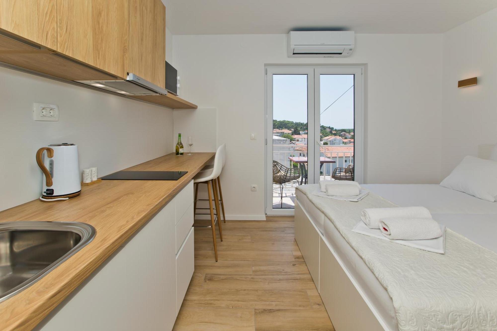 Luka'S Lodge Guesthouse & Hostel Хвар Екстер'єр фото
