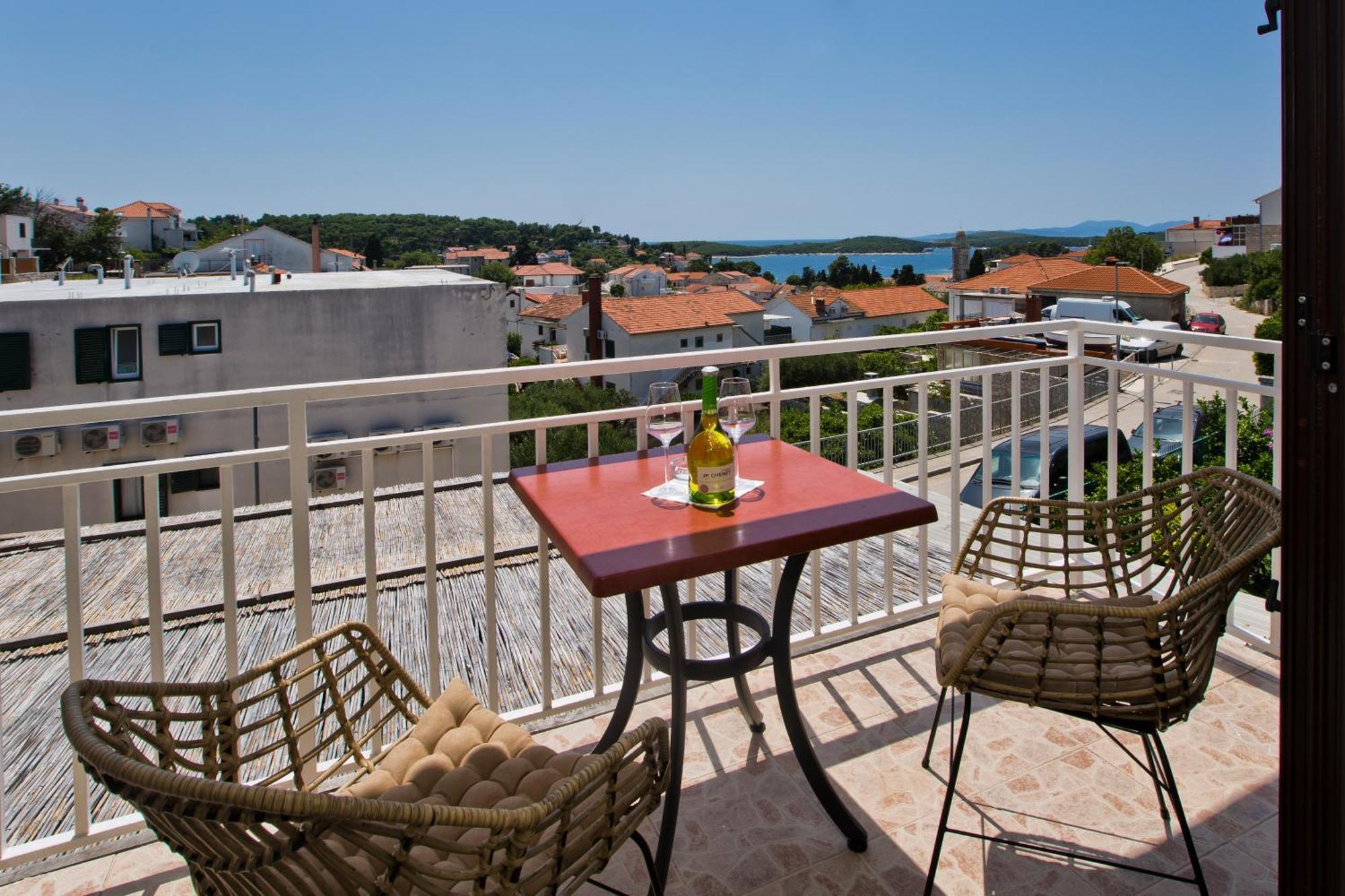 Luka'S Lodge Guesthouse & Hostel Хвар Екстер'єр фото