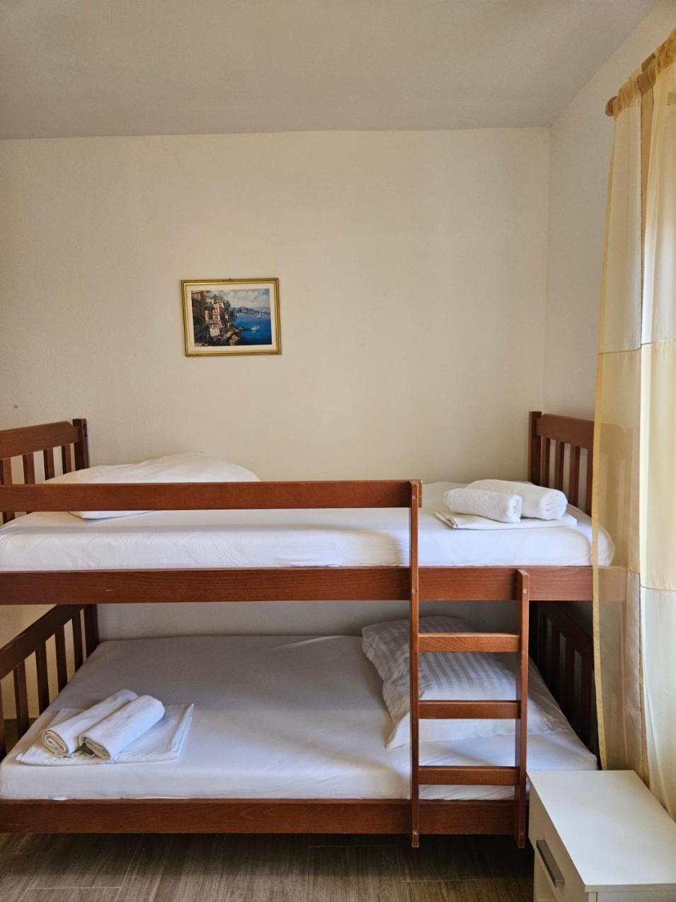 Luka'S Lodge Guesthouse & Hostel Хвар Екстер'єр фото